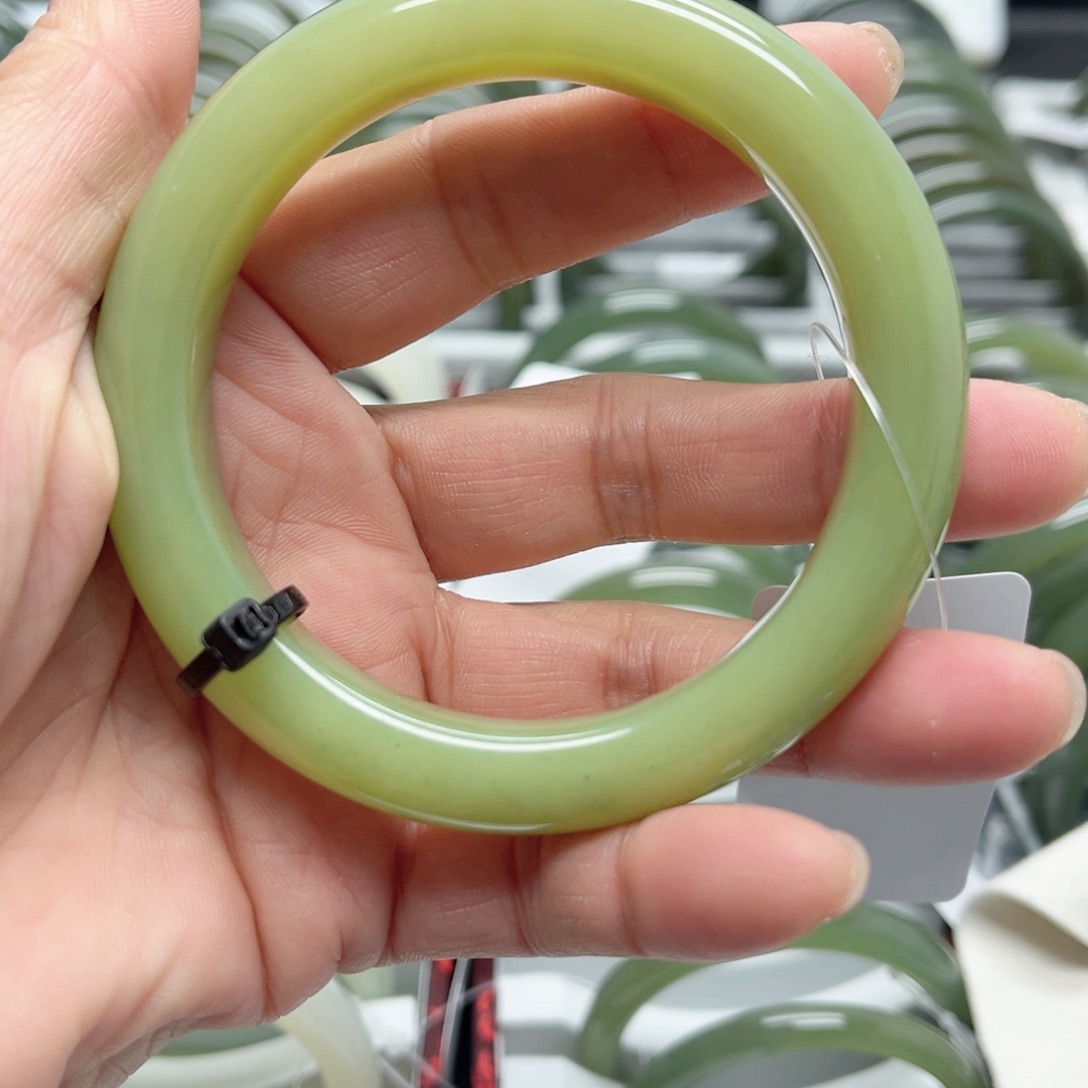 和田玉（黄玉）未镶嵌手镯李****?