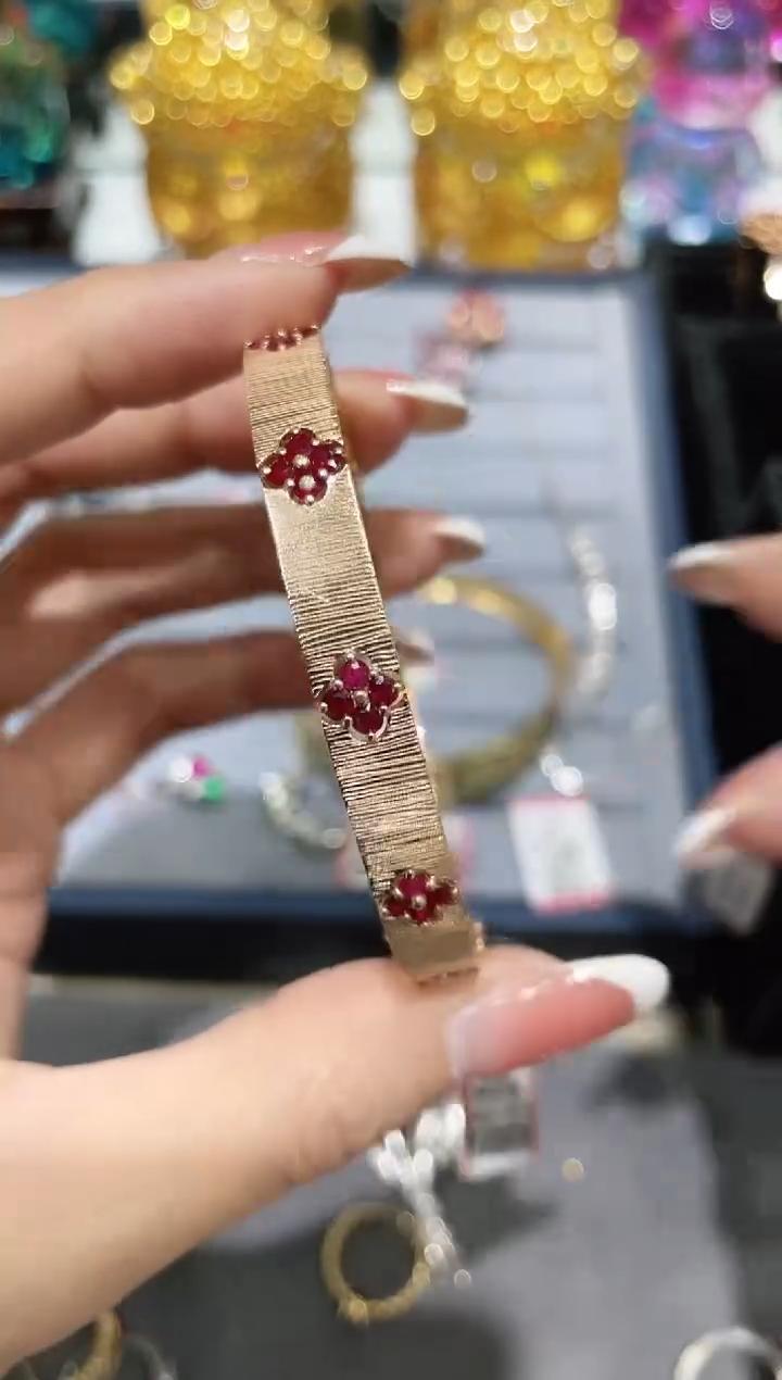 18K金镶嵌天然红宝石手镯满圈四叶草款