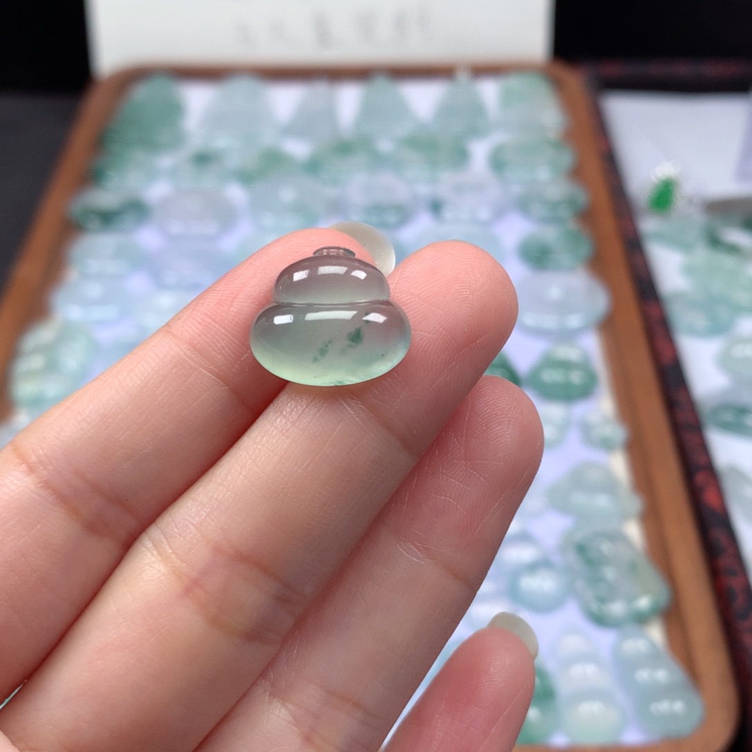 颈饰未镶嵌翡翠冰种晴底飘花葫芦