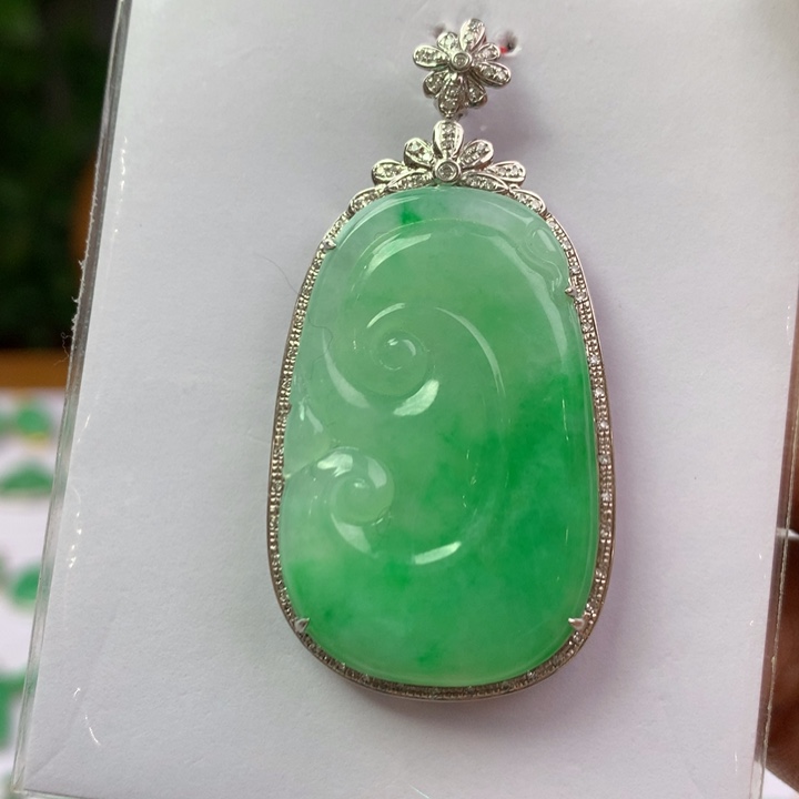 翡翠18K金镶嵌颈饰