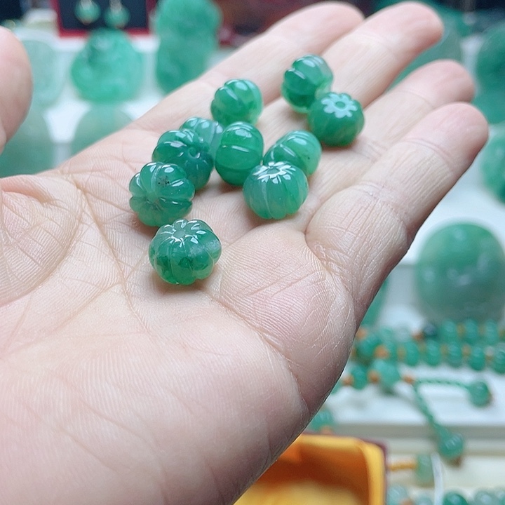 华***管石英质玉未镶嵌颈饰