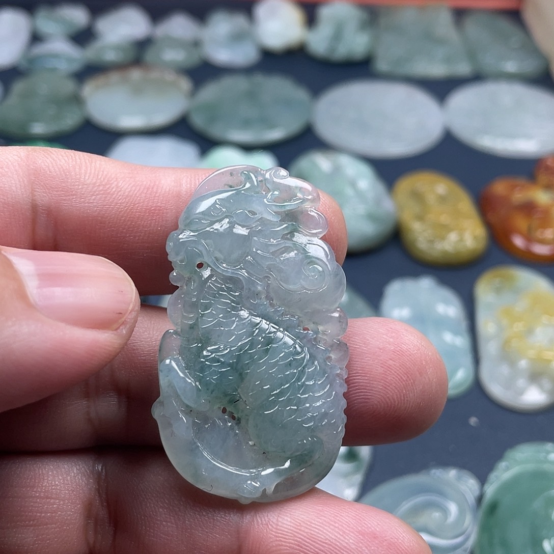 翡翠未镶嵌颈饰麒麟