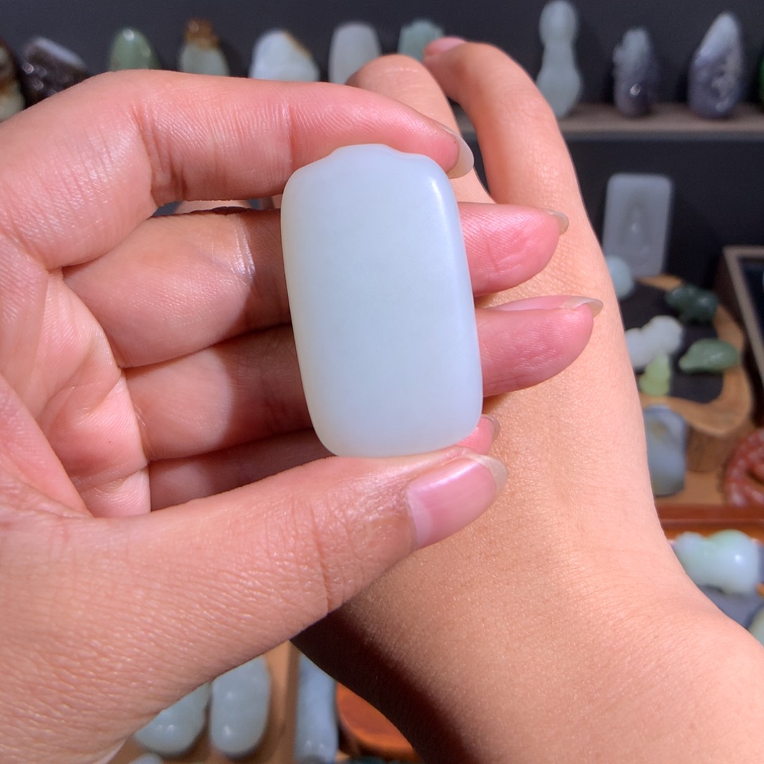 和田玉颈饰未镶嵌和**?