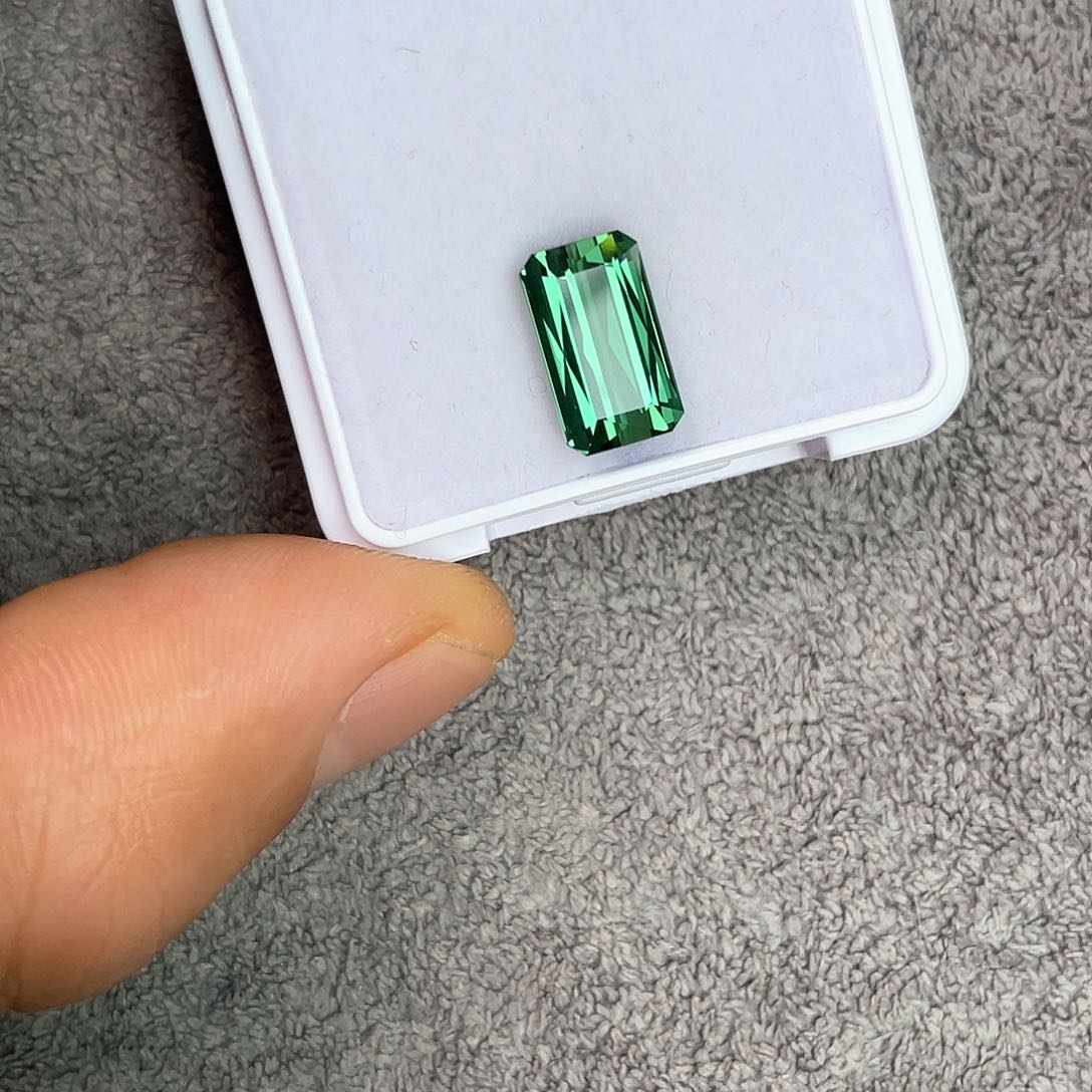 裸石未镶嵌碧玺4.32Ct。