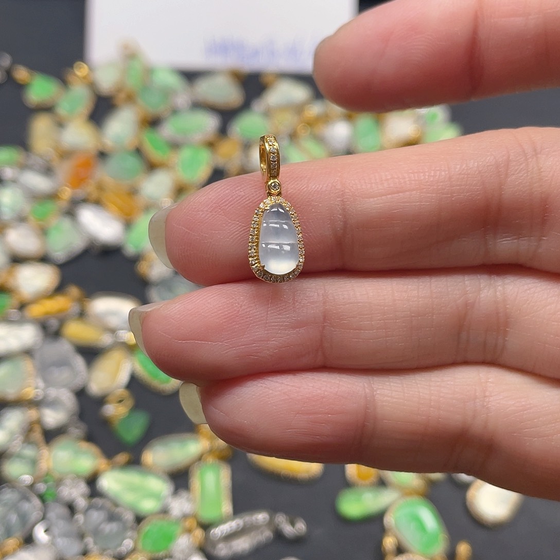 翡翠颈饰18K金镶嵌l****2天然翡翠18kA货