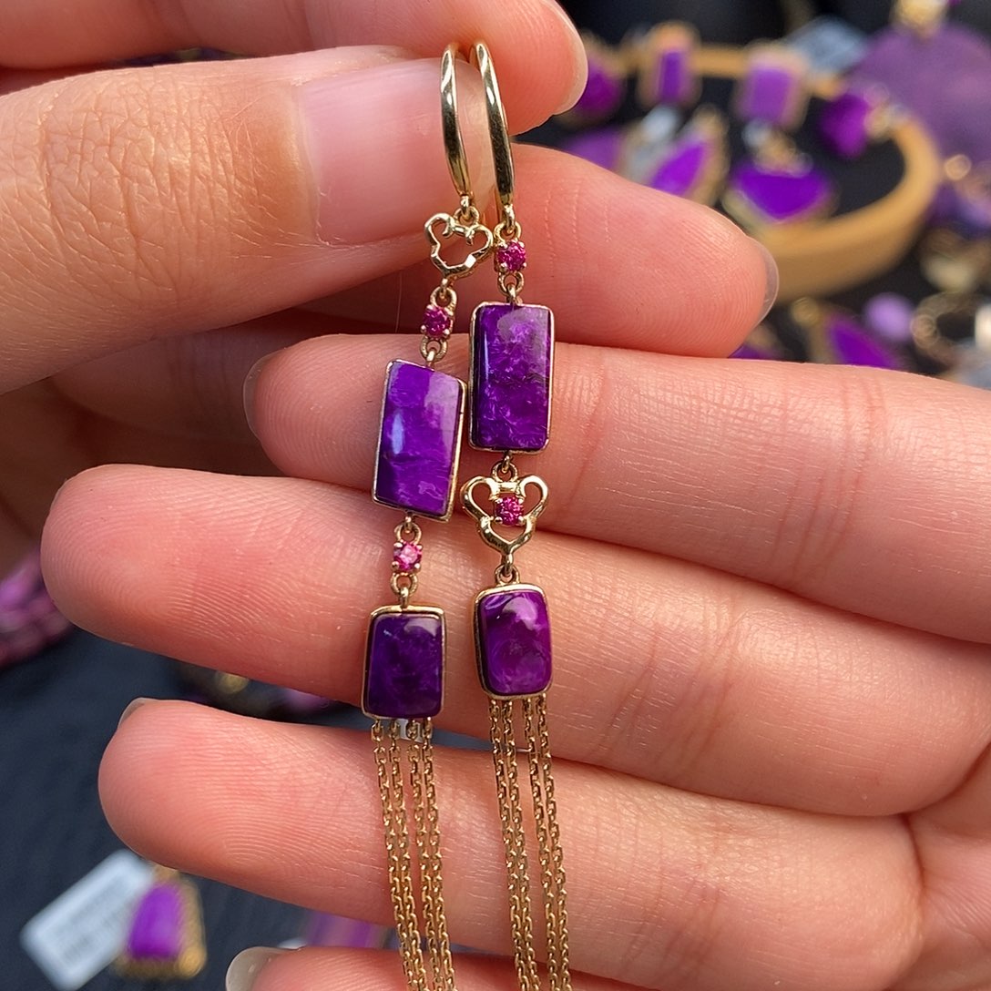 18K金镶嵌苏纪石（舒俱来）耳饰