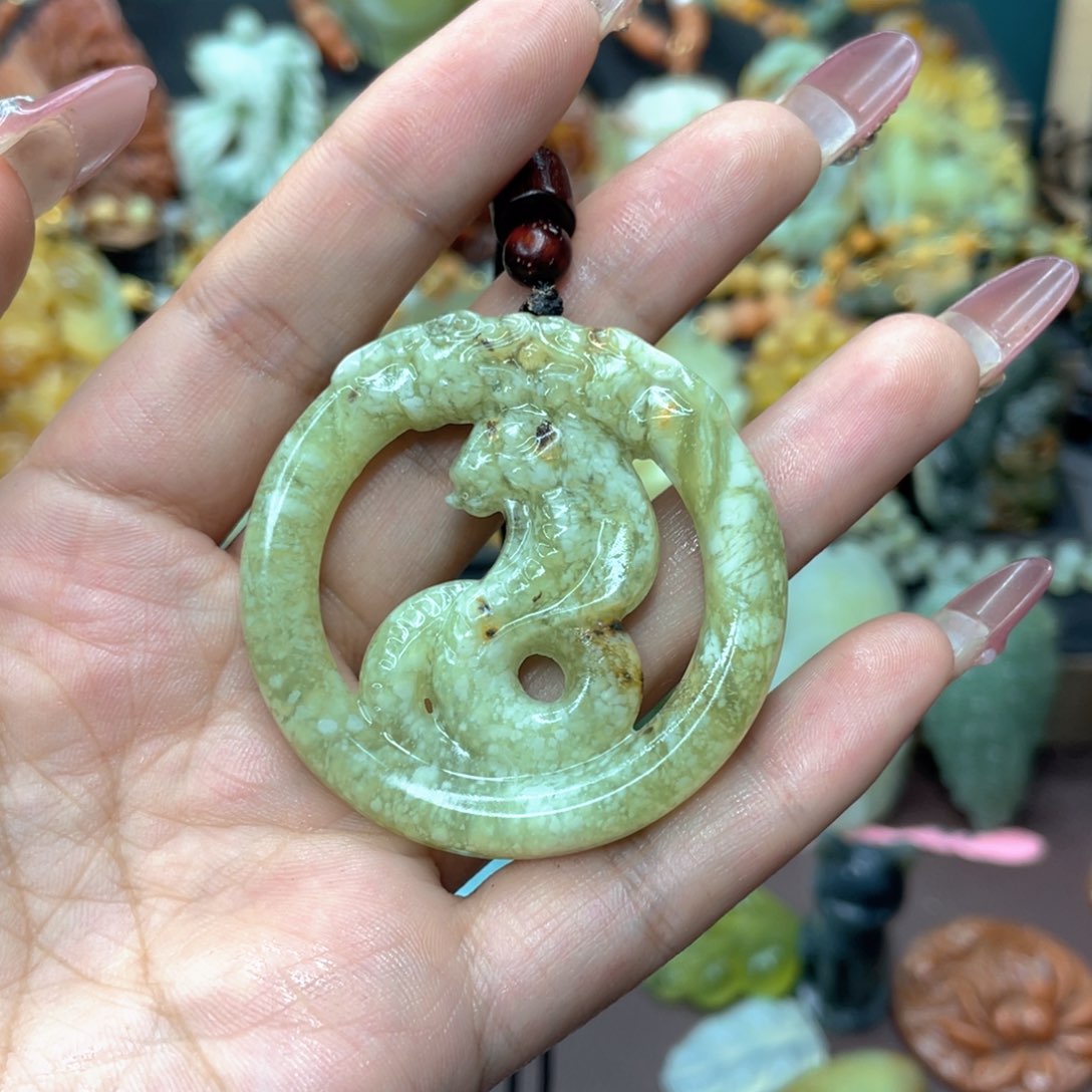 蛇纹石玉颈饰未镶嵌