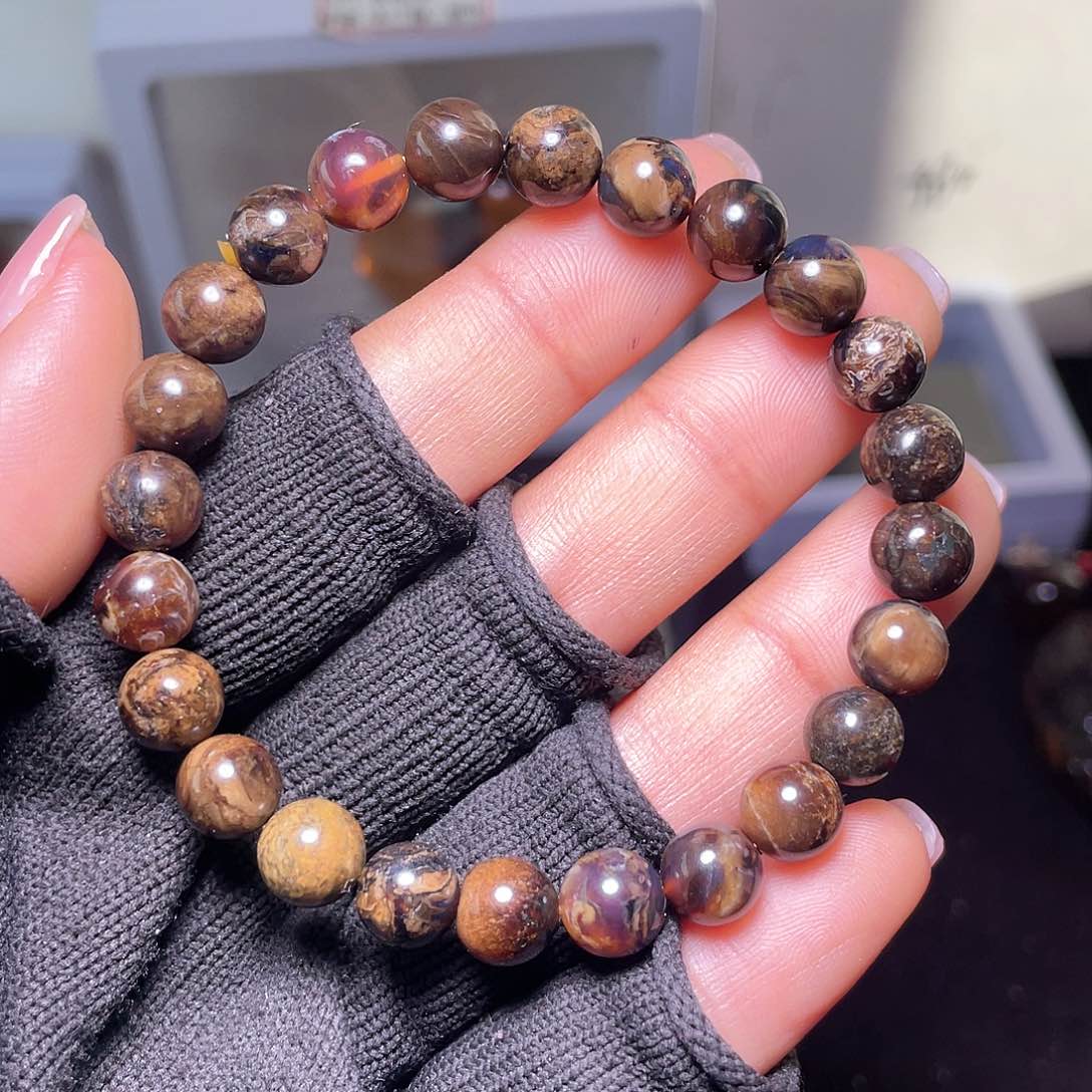 琥珀裸石未镶嵌。