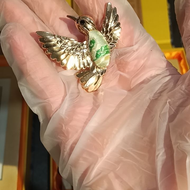 织绣和平小屋非遗蜀锦展翅和平鸽浅绿