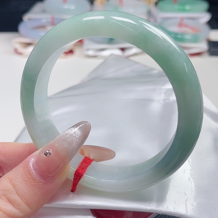 翡翠手镯未镶嵌缅甸