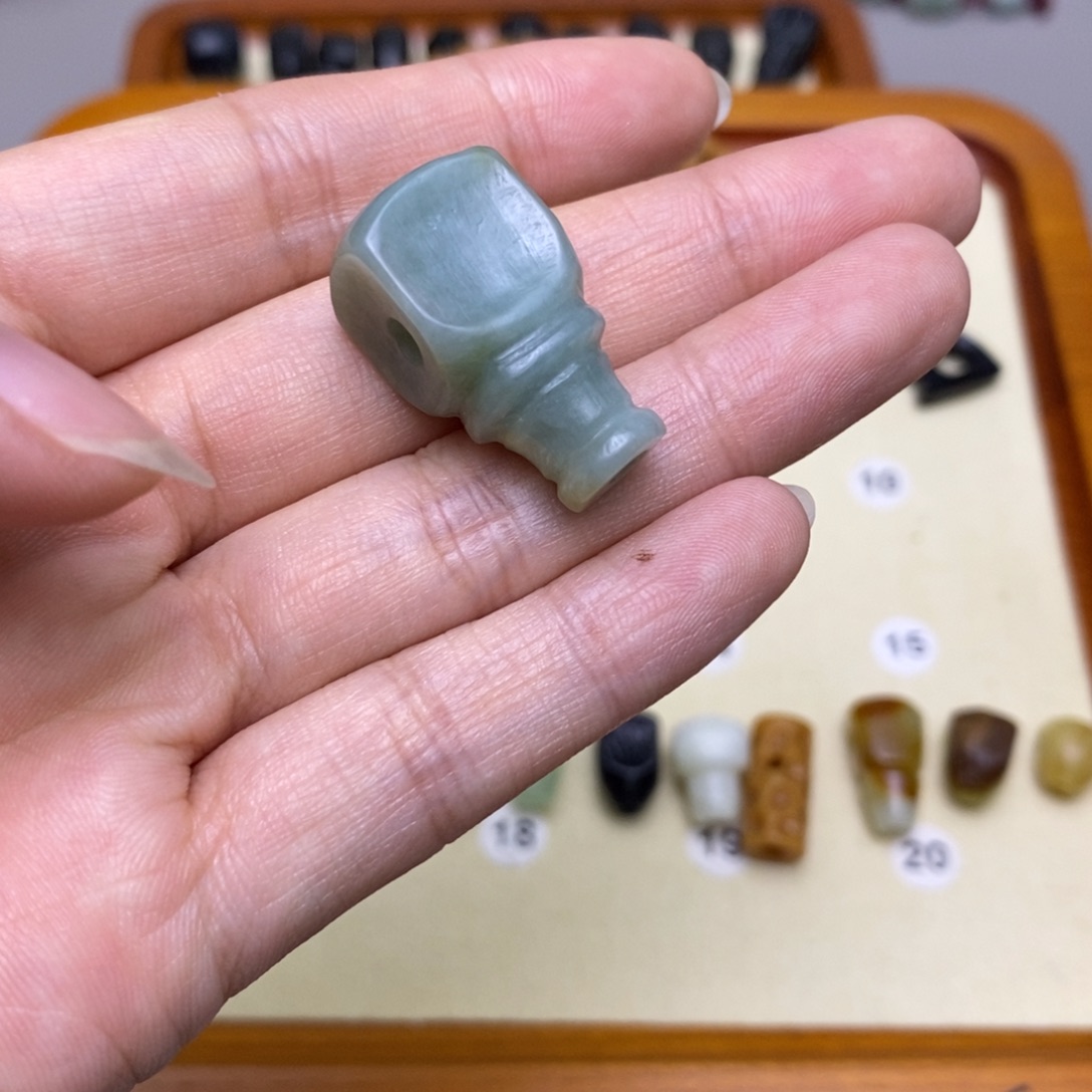 李***门蛇纹石玉未镶嵌配饰