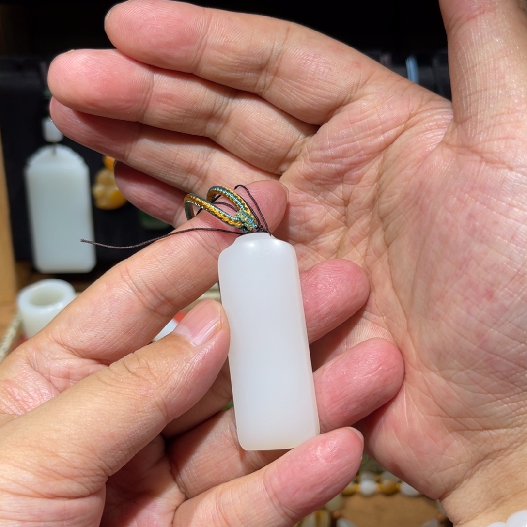 顺***针和田玉未镶嵌颈饰