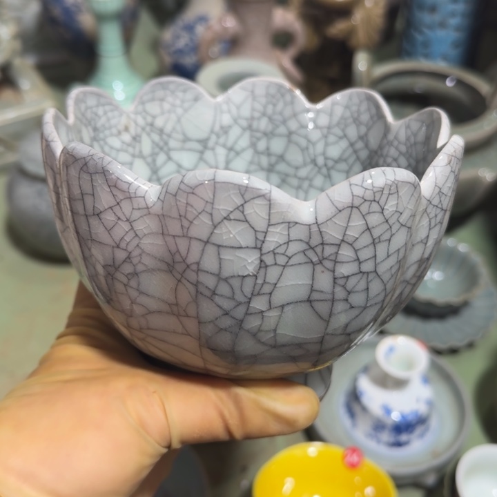 摆件瓷器瓷器瓷器，瓷器瓷器上