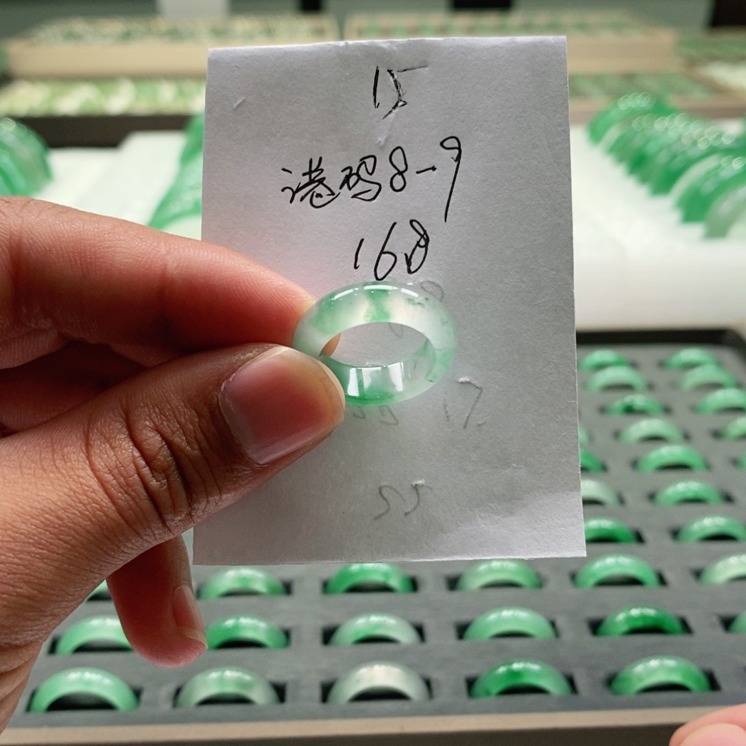 未镶嵌戒圈石英质玉（非洲翠）