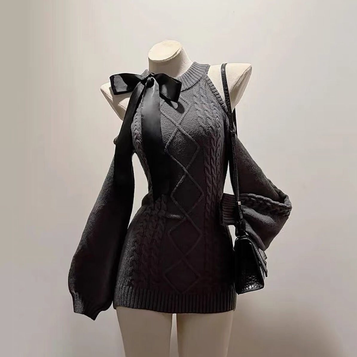 挂脖露肩毛衣连衣裙女秋季2025新款收腰修身针织包臀短裙