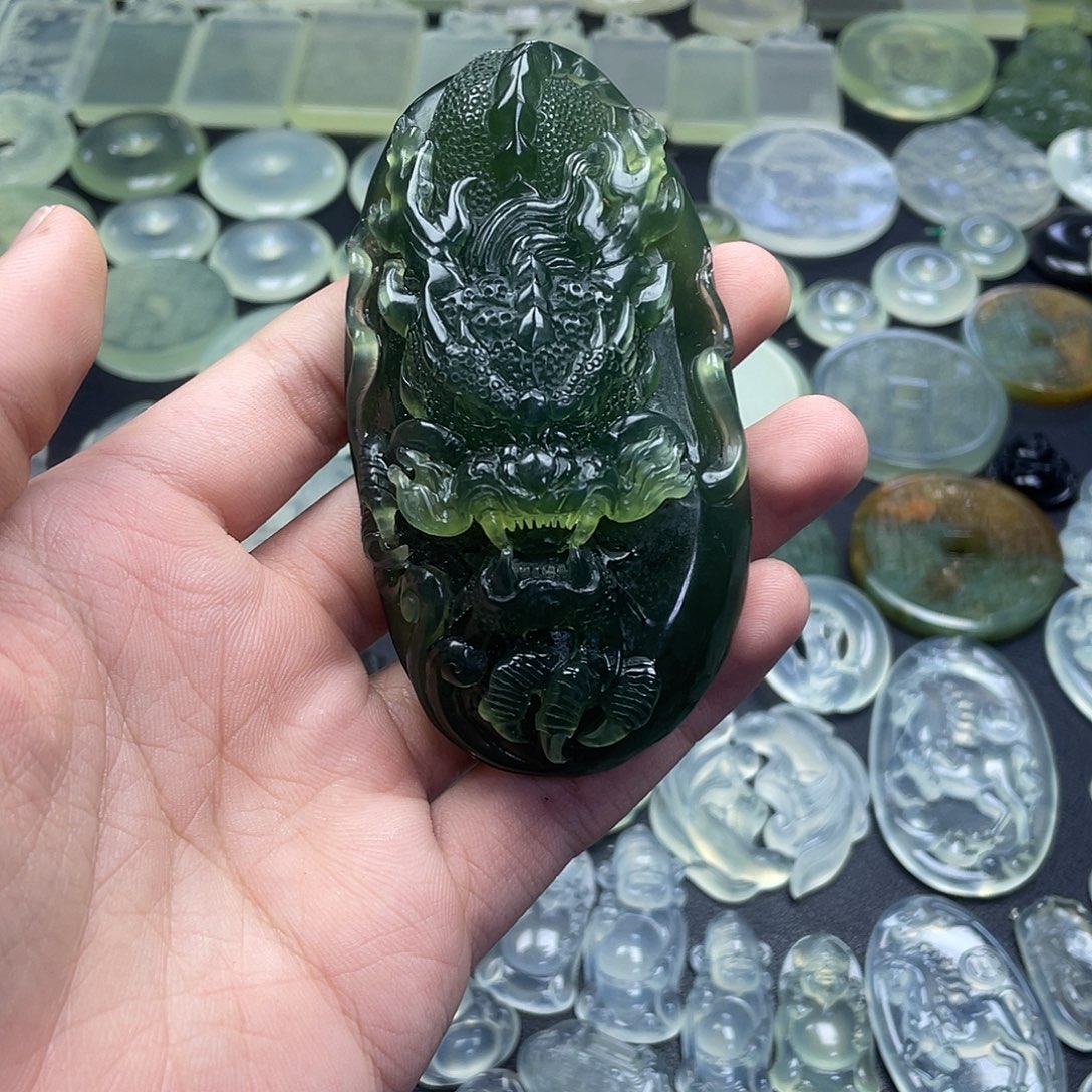 岫玉未镶嵌颈饰手把龙