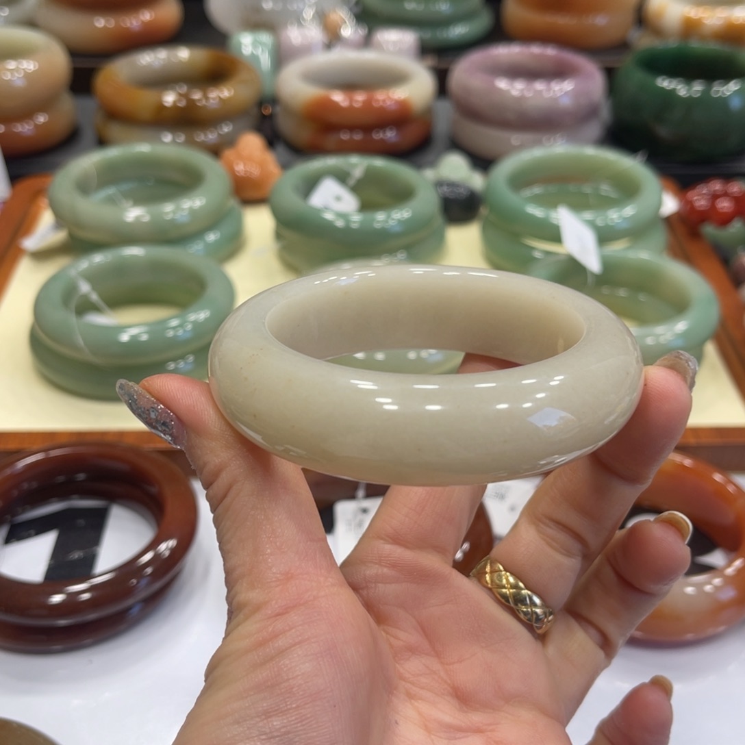 石英质玉手镯未镶嵌