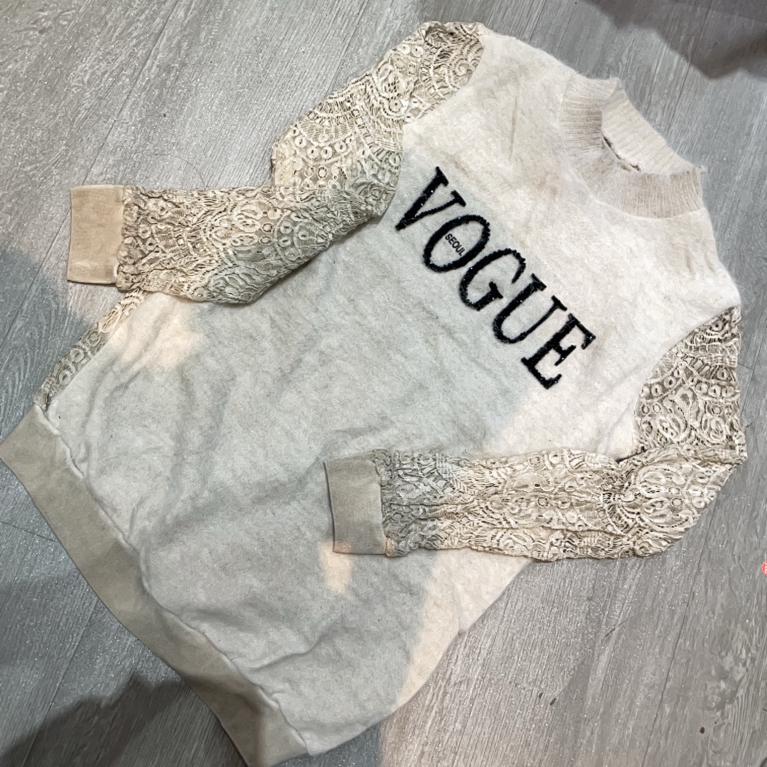 水貂绒拼接蕾丝袖前面字母设计时尚百搭毛衣-果梓1035