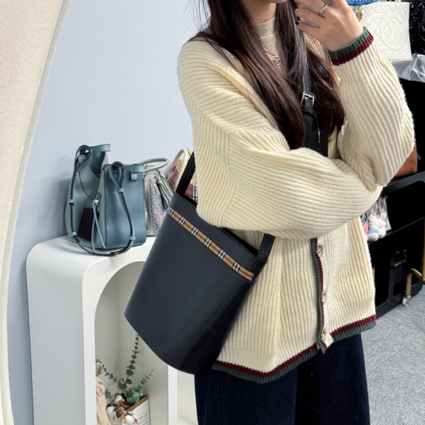 95新 BURBERRY/博柏利 JM348巴宝莉水桶斜挎包针织时尚百搭复古