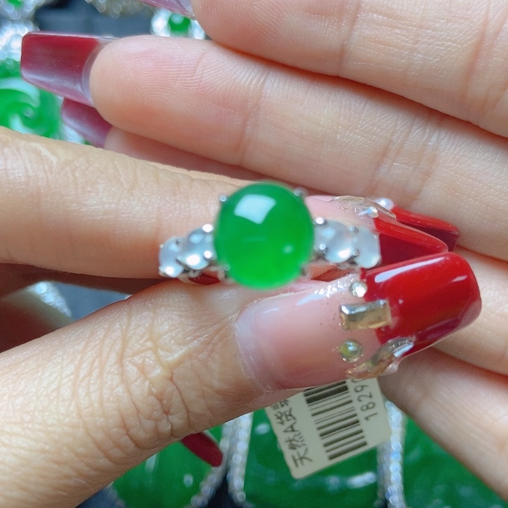 翡翠颈饰18K金镶嵌18。