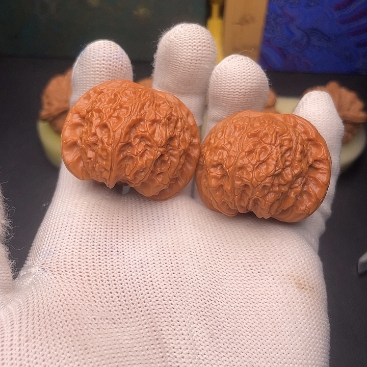 文玩核桃吊坠血麒麟