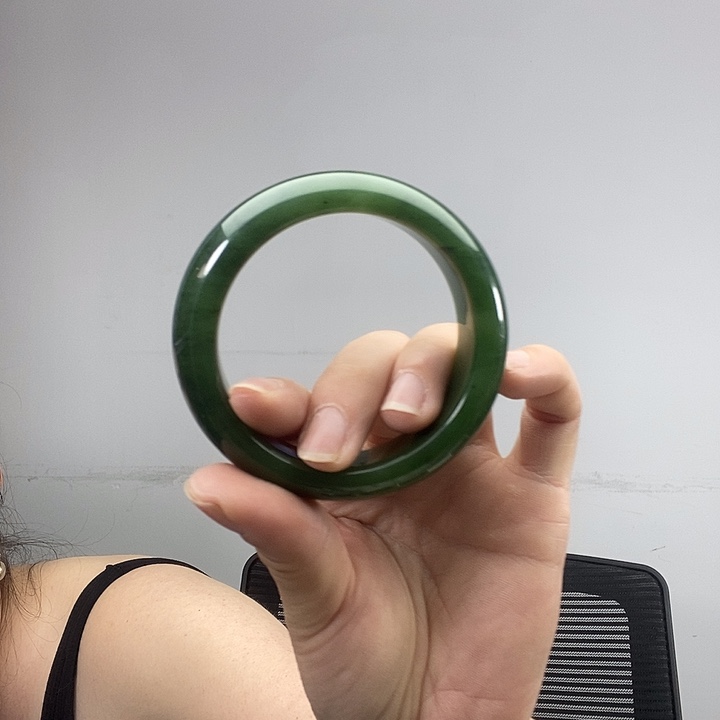 仁***姐和田玉手镯未镶嵌