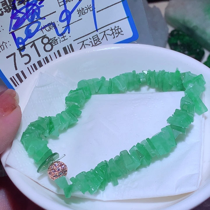 芦***风翡翠未镶嵌颈饰在