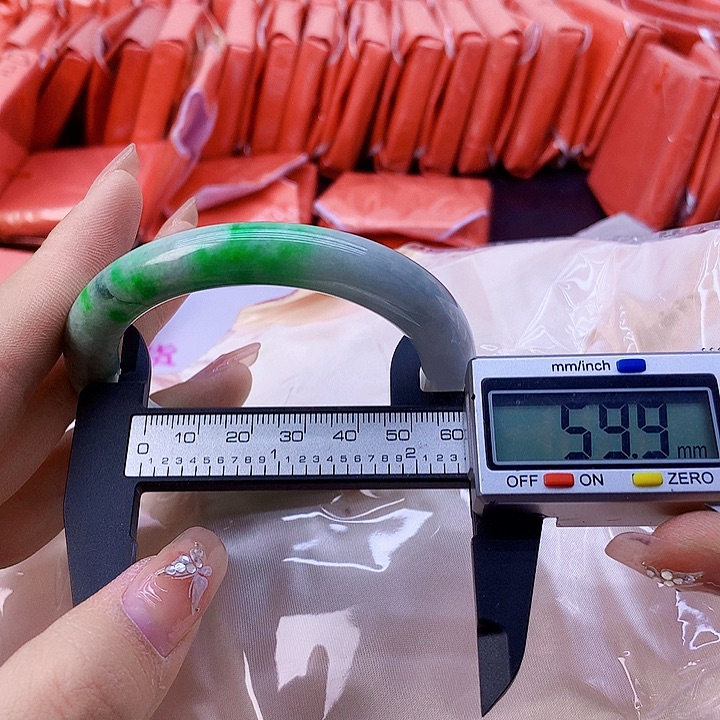 翡翠手镯未镶嵌182。 