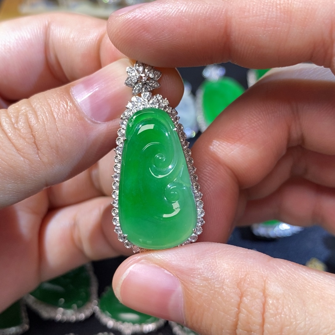 翡翠18K金镶嵌颈饰