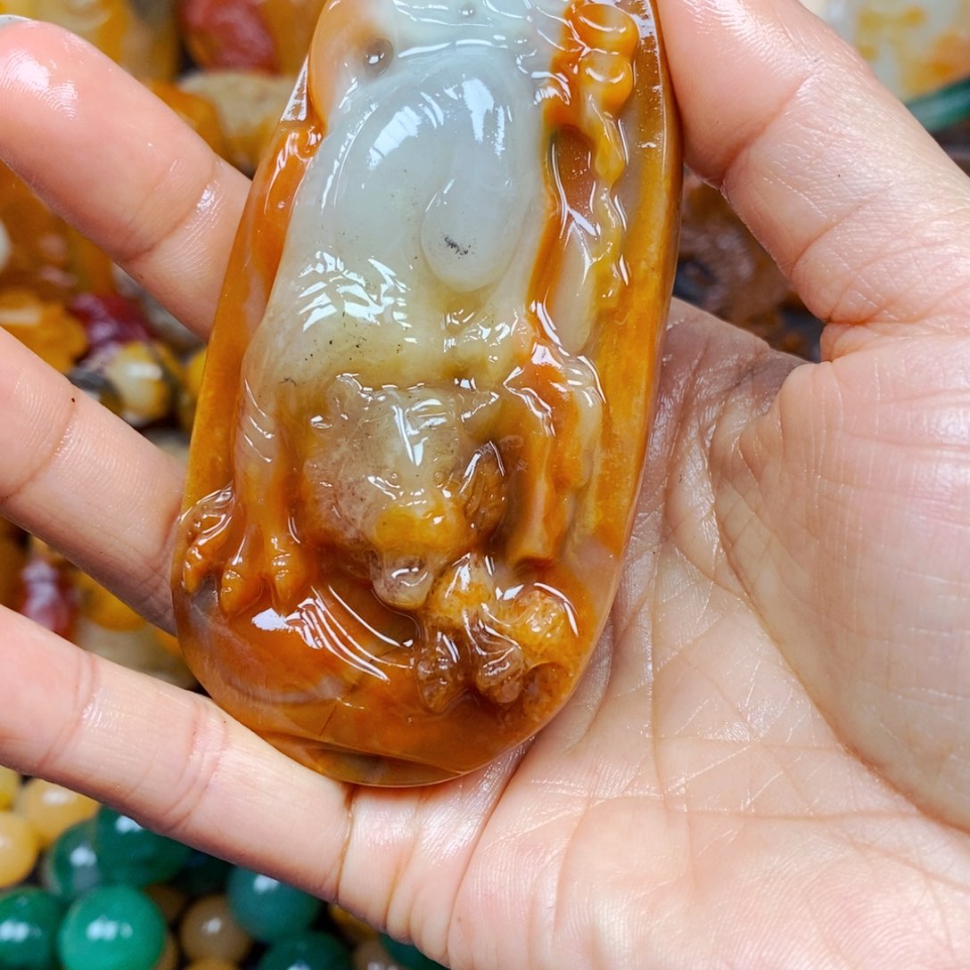 石英质玉（黄龙玉）颈饰未镶嵌