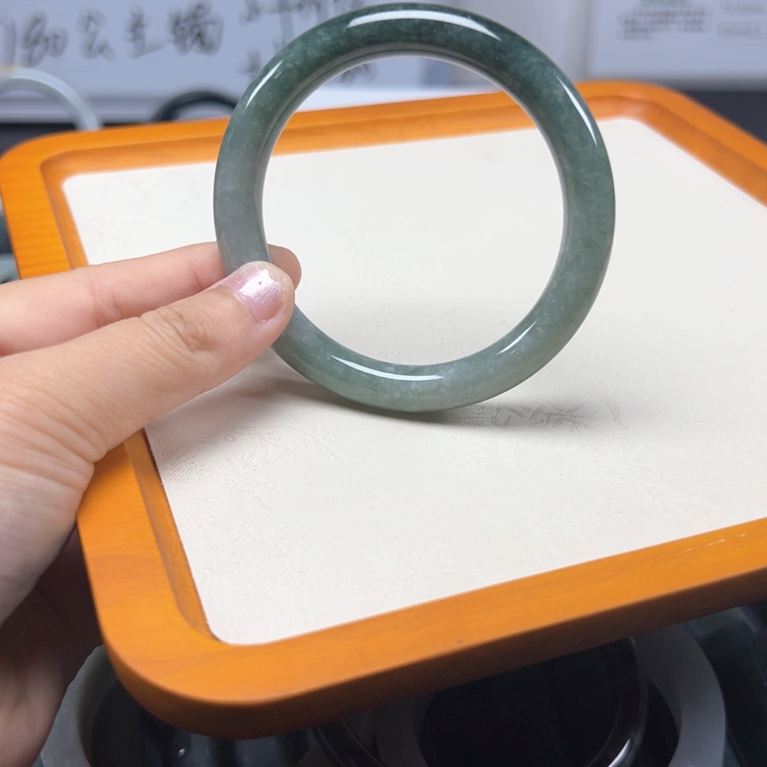 翡翠手镯未镶嵌老油青半山水