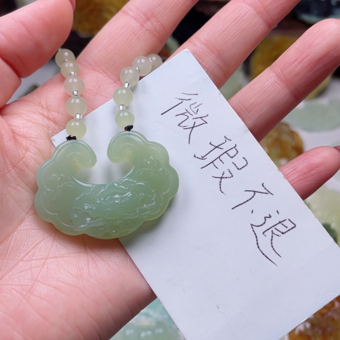 蛇纹石玉颈饰未镶嵌