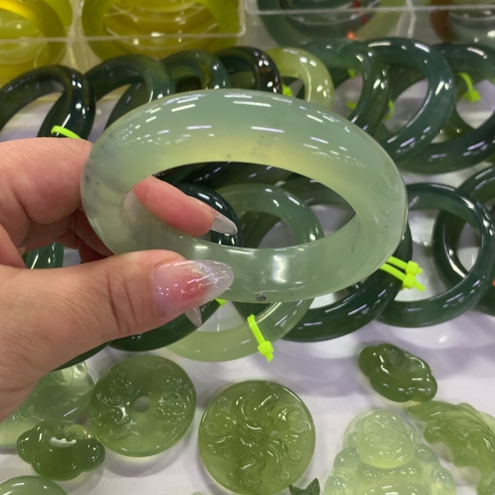 蛇纹石玉手镯58圈口微瑕未镶嵌