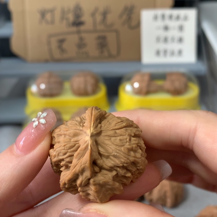 一***二吊坠文玩核桃异形单只，有瑕疵