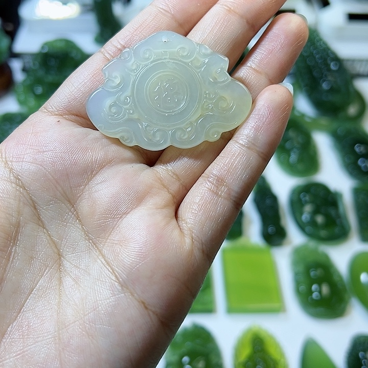 蛇纹石玉颈饰未镶嵌