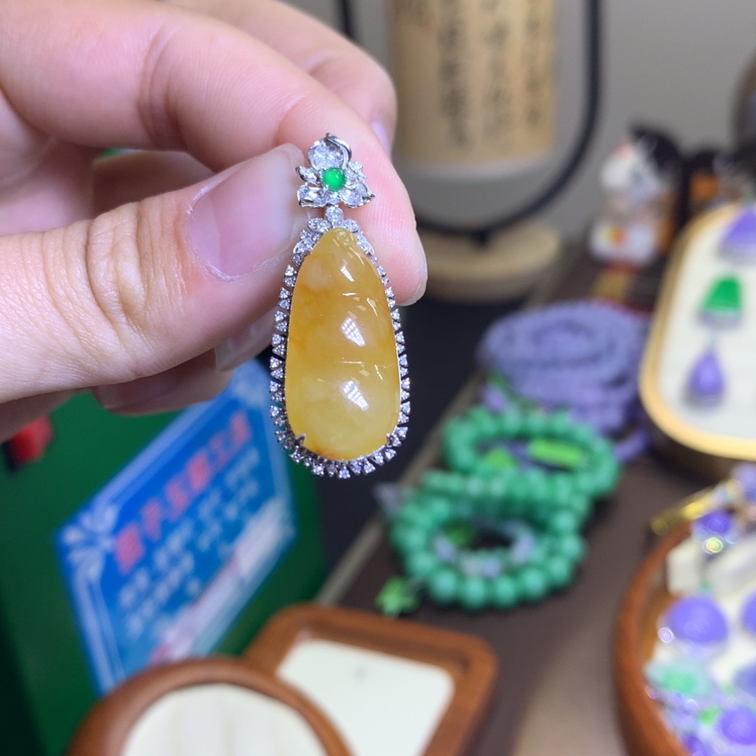 翡翠颈饰18K金镶嵌翡翠