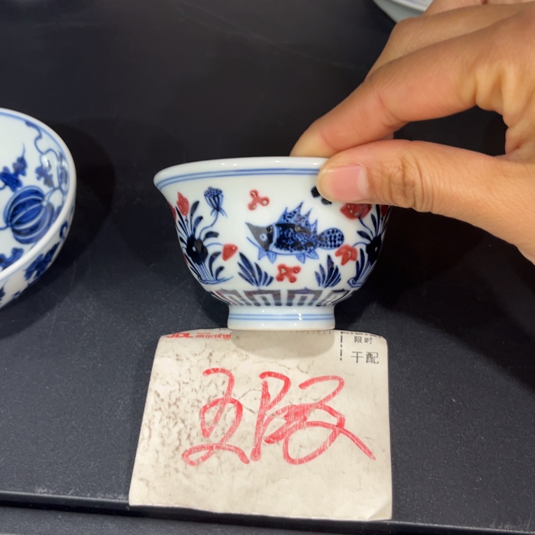 哈****奇青花釉里红鱼藻小压手