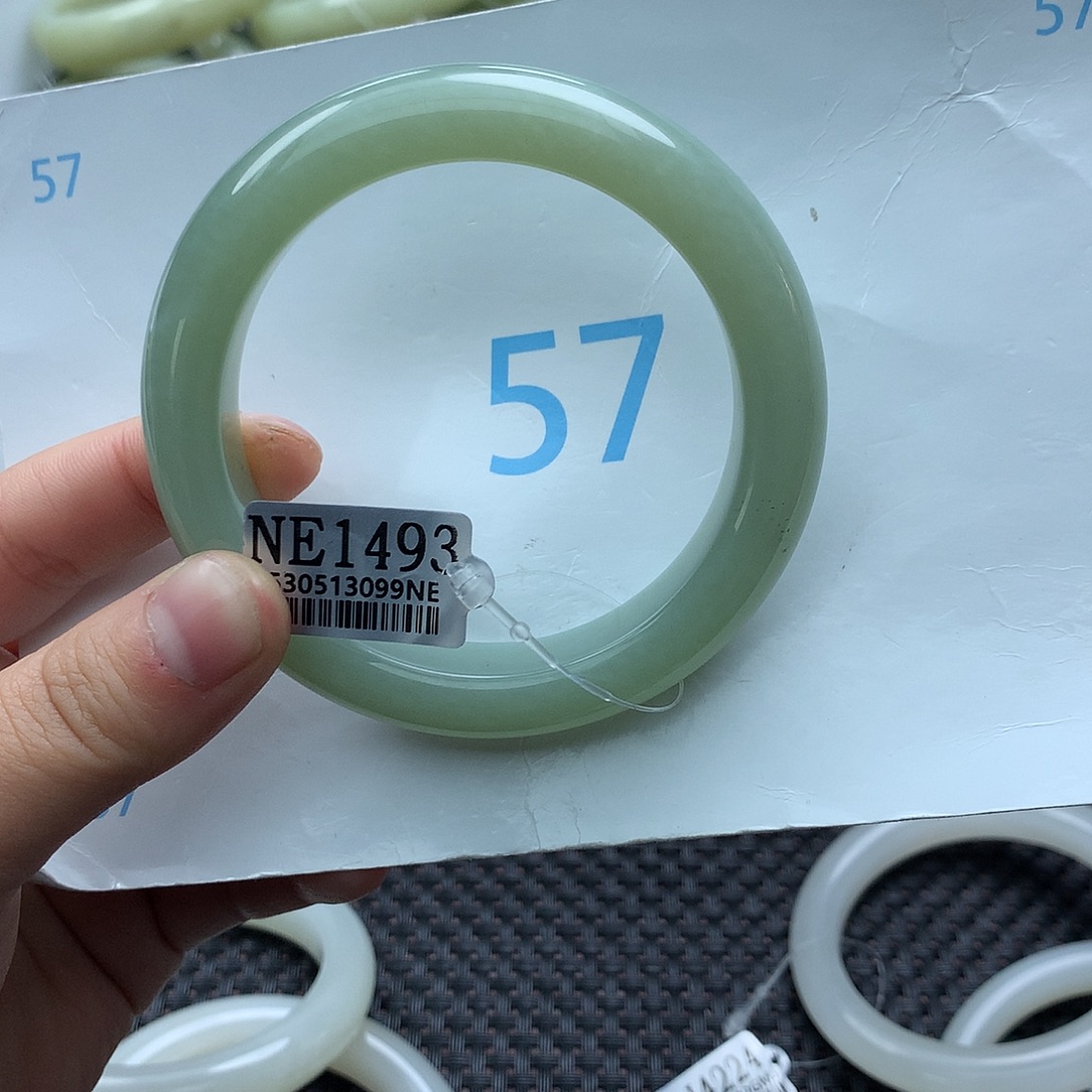 *****和田玉未镶嵌手镯