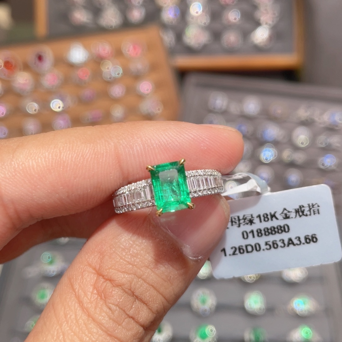 祖母绿戒指18K金镶嵌1.26ct 