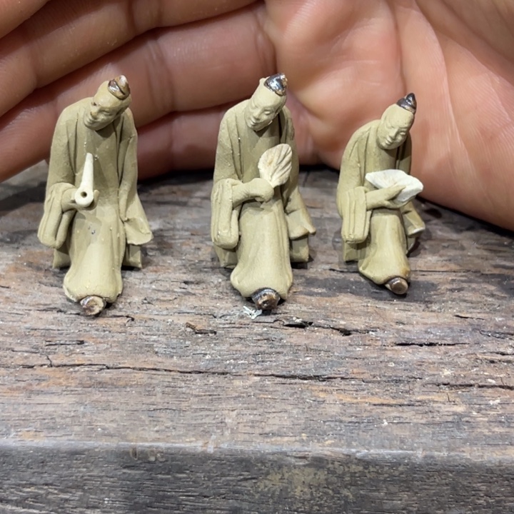 石湾公仔衬托盆景漂亮