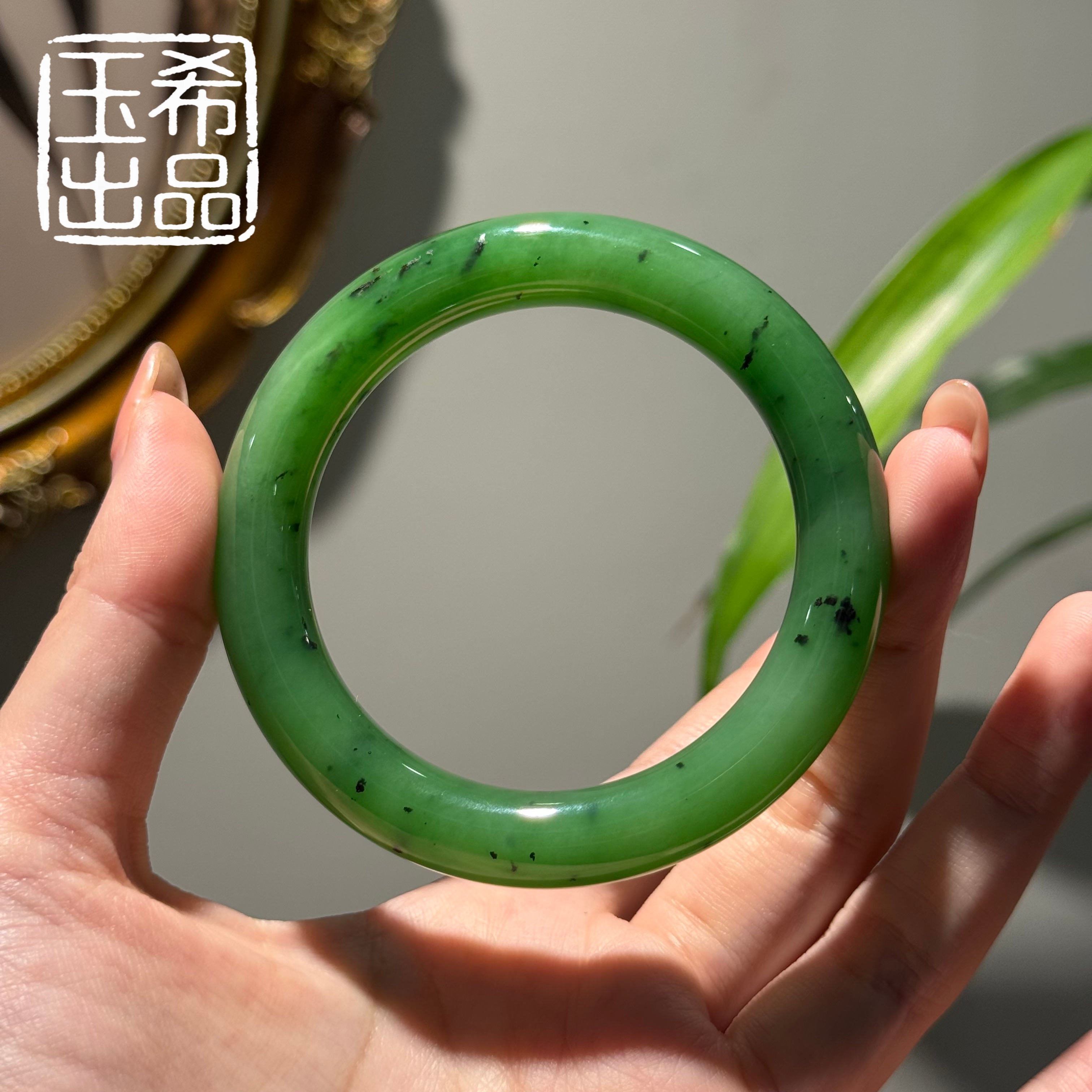 珍藏级 和田玉 俄料 乌兰乌德 苹果绿 圆条 手镯 55+mm