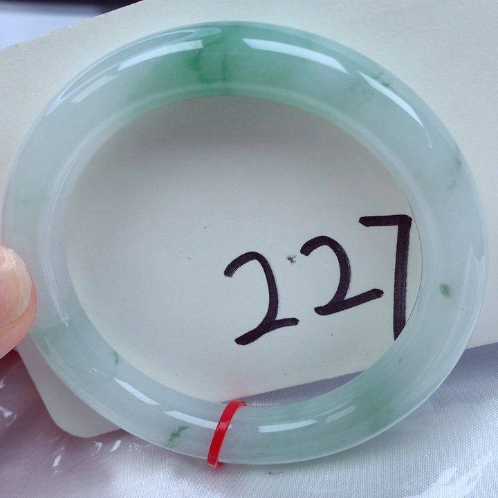 翡翠手镯未镶嵌翡翠