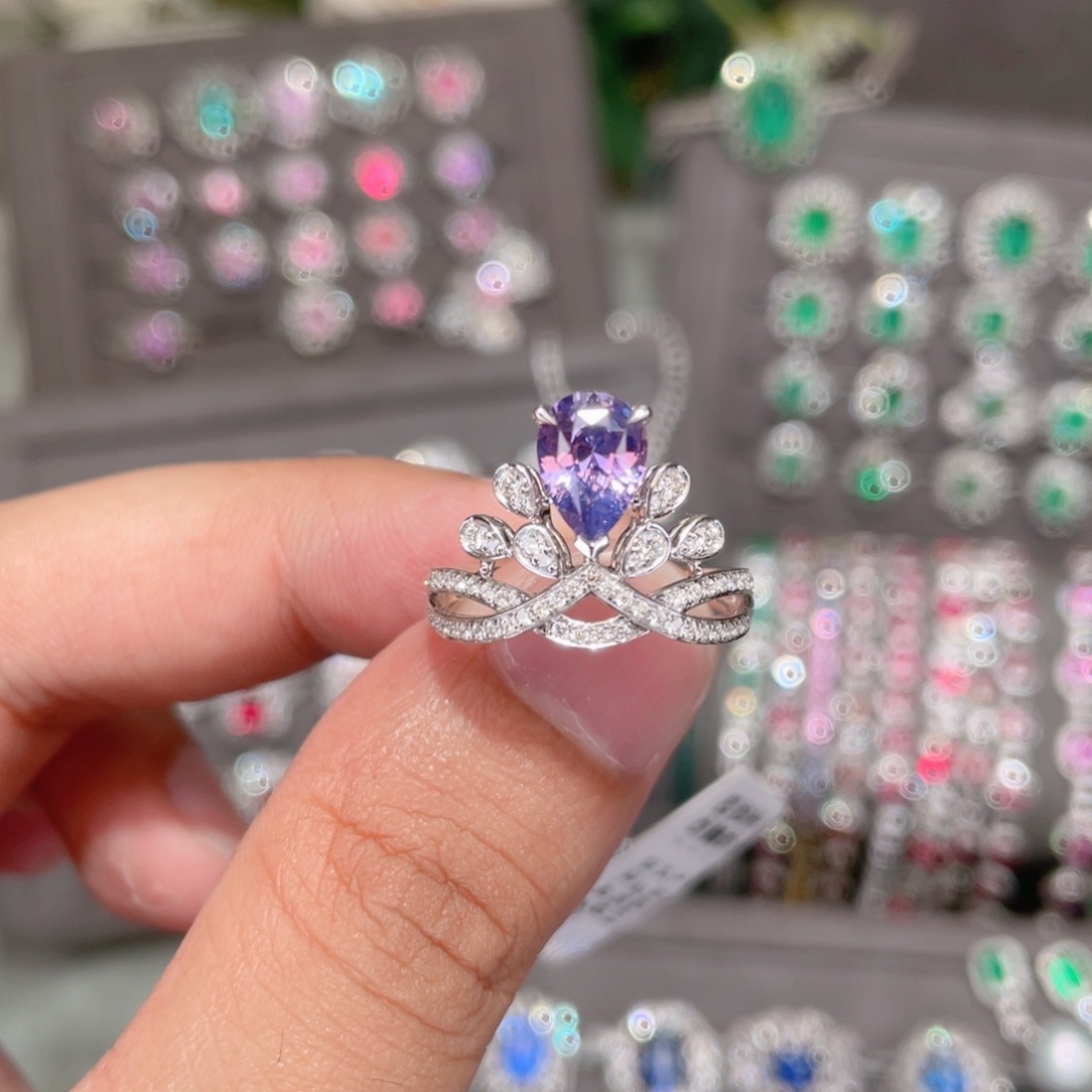 戒指彩色蓝宝石18K金镶嵌1.36ct 无烧紫罗兰