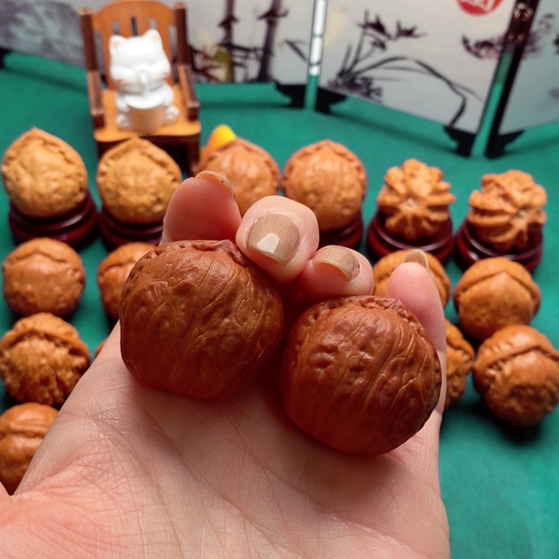 文玩核桃吊坠红皮佛肚