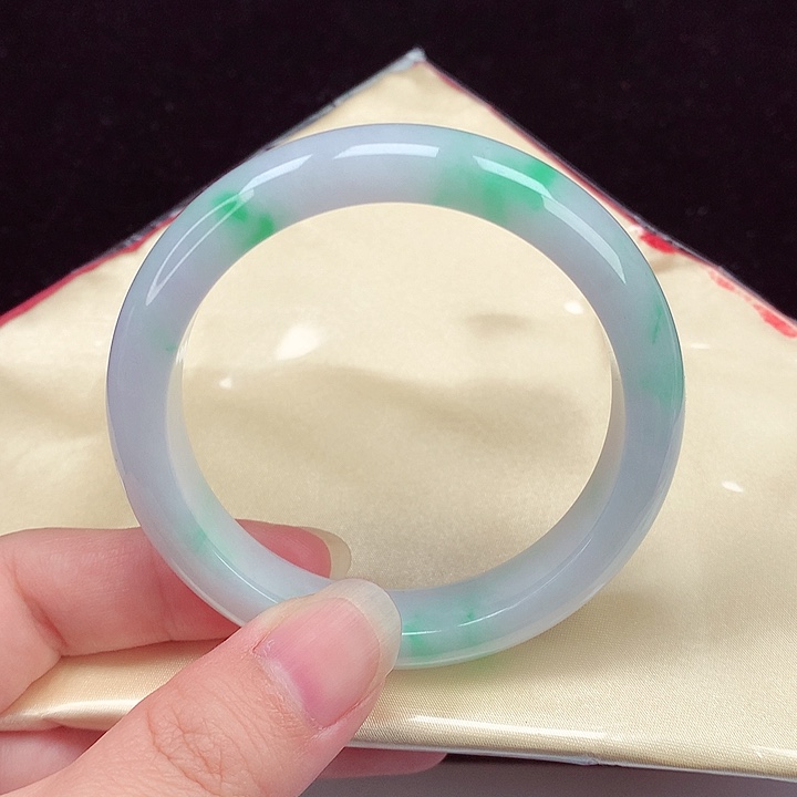 翡翠手镯未镶嵌翡翠