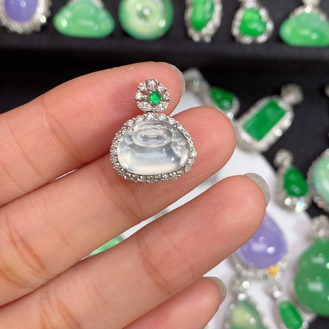 颈饰18K金镶嵌翡翠