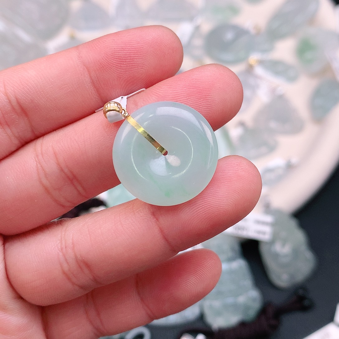 翡翠颈饰18K金镶嵌飘绿扣子