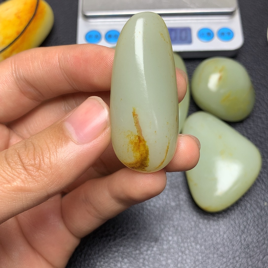 L***y和田玉未镶嵌摆件