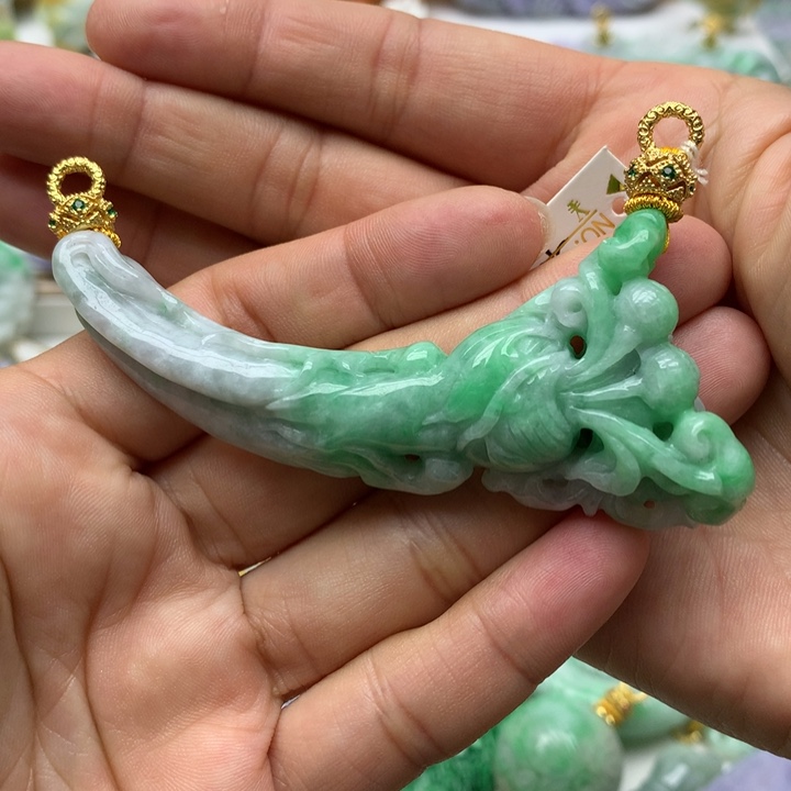 翡翠颈饰未镶嵌翡翠