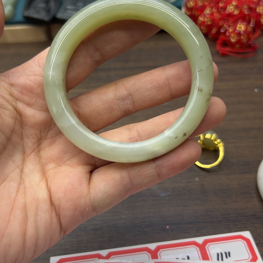 和田玉未镶嵌手镯56.9圈围1058瑕